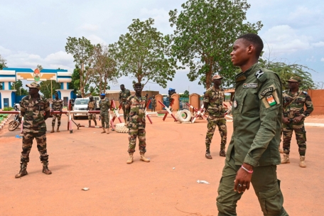 Nigrische Soldaten während einer Demonstration in Niamey vor einer französischen Luftwaffenbasis. Die Demonstranten riefen „Nieder mit Frankreich, nieder mit Ecowas“. 