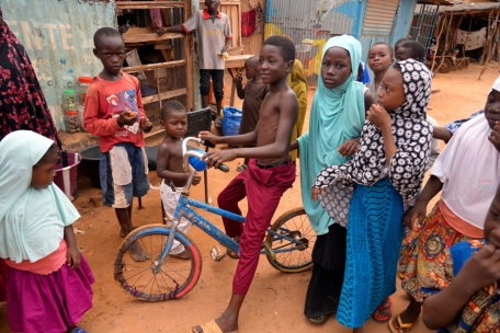 Kinder spielen in Niamey auf der Straße. Die Menschen in Niger bereiten sich mehrere Wochen nach dem Militärputsch auf das Eingreifen von Nachbarstaaten vor.