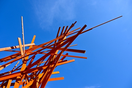 Vor blauem Himmel machen sich die orangefarbenen Werke aus Holz besonders gut. Insgesamt nehmen 38 Künstler mit 32 Installationen an der Cueva-Ausstellung teil.