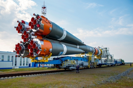 Die Trägerrakete vom Typ Sojus-2.1b wird am 8. August mit der Raumsonde «Luna-25» an Bord zum Startplatz auf dem neuen Weltraumbahnhof Wostotschny gebracht. 