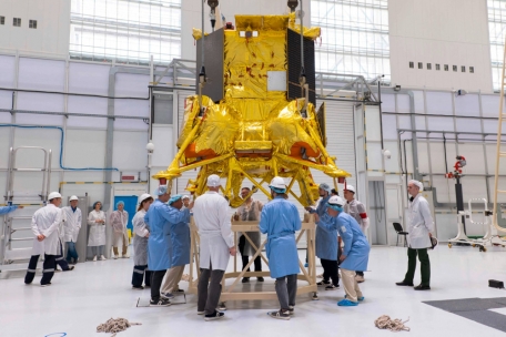 Dieses von der russischen Raumfahrtagentur Roscosmos am 13. Juli 2023 veröffentlichte Foto zeigt den Rover Luna-25, der von Technikern im Kosmodrom Wostotschn gebaut wurde.
