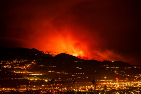 Nachts scheinen die Berge zu glühen, in denen bis zu 60 Meter hohe Flammenwände lodern