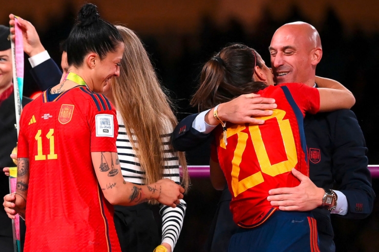 Fußball / „Was hätte ich tun sollen?“: Spanien mit WM-Pokal und Kuss-Skandal