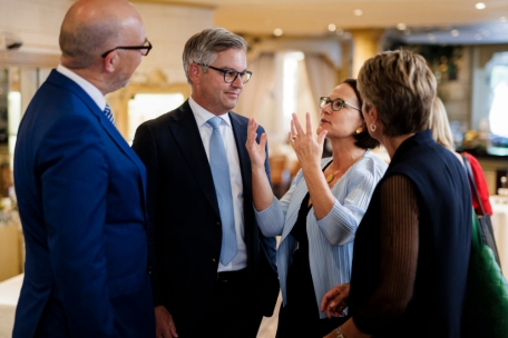 (v.l.n.r.) Daniel Risch, Regierungschef und Minister der Finanzen in Liechtenstein, Magnus Brunner, Bundesminister für Finanzen in Österreich, Yuriko Backes, Ministerin der Finanzen, und Karin Keller-Sutter, Finanzministerin der Schweiz, beim Treffen in Aschau