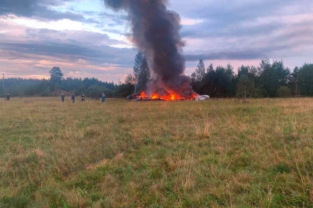 In dem der Wagner-Gruppe zugerechneten Telegram-Kanal „Grey Zone“ wurden Bilder veröffentlicht, die das brennende Flugzeugwrack zeigen sollen 