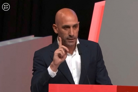 Kuss-Skandal / FIFA suspendiert spanischen Verbandsboss Luis Rubiales – Streit eskaliert