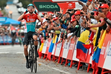 Vuelta / Stürze statt Schlagabtausch: Däne Kron nach verregnetem Auftaktwochenende in Rot