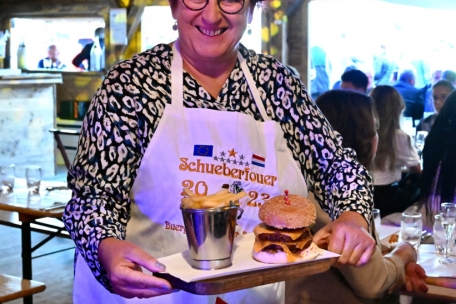  Simone Bintz-Asselborn (Sanem) bringt Burger und Pommes