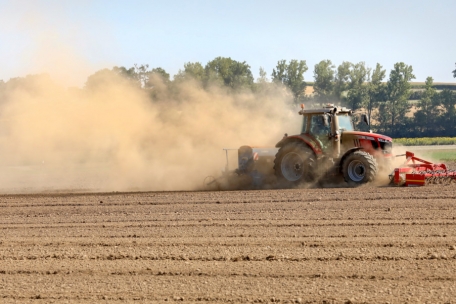 Ein Landwirt säht am 21. August auf einem Feld Raps und wirbelt dabei eine Staubwolke auf