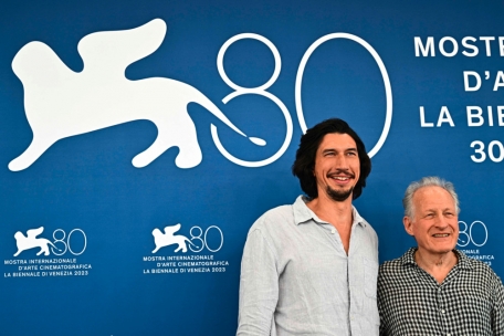 Hauptdarsteller Adam Driver und Regisseur Michael Mann präsentieren „Ferrari“ auf der Biennale in Venedig