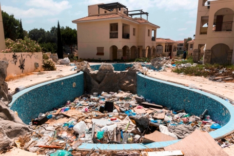 Ein leeres, mit Abfall gefülltes Schwimmbecken in Chloraka, eine Gemeinde mit rund 7.000 Einwohnern. Die zyprischen Behörden haben nach Protesten der Anwohner damit begonnen, rund 600 Asylbewerber aus dem zum Abriss freigegebenen Wohnkomplex in der Nähe des Ferienortes Paphos zu entfernen. 