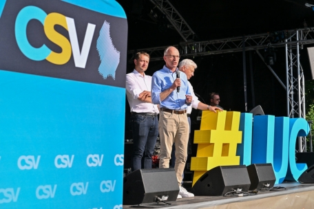 Luc Frieden in weißen Sneakers auf dem „CSV-Summerfest“