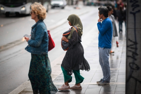 Kontroverse / Streit um religiöses Symbol: Frankreich verbannt Abayas aus Schulen