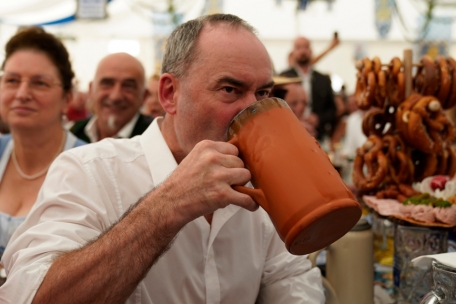 Darauf erst mal einen großen Schluck: Hubert Aiwanger am Sonntag bei einer Bierzelt-Veranstaltung der Freien Wähler in Keferloh bei München