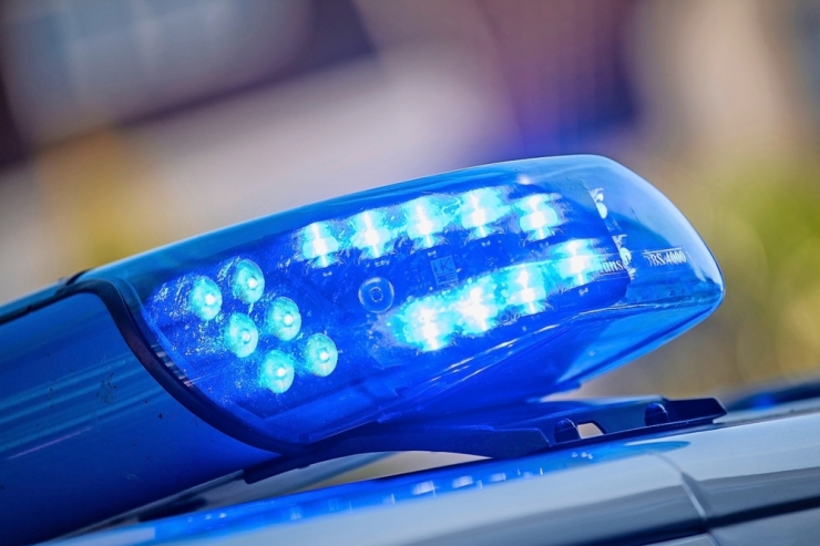 Saarland / Verfolgungsjagd zwischen Polizei und nacktem Autofahrer endet in Unfall mit vier Fahrzeugen