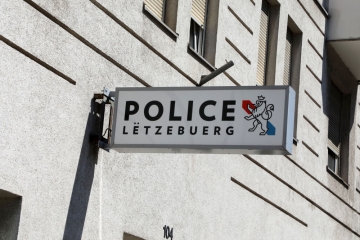 Diebstahl / Zwei junge Frauen überfallen Teenagerin in Esch