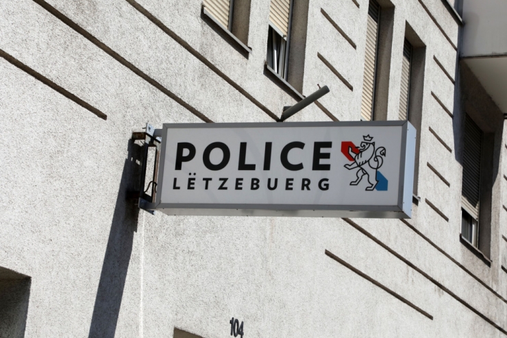 Diebstahl / Zwei junge Frauen überfallen Teenagerin in Esch