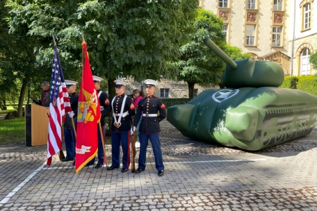 Ein Monument für die Geisterarmee / US-Botschafter enthüllt Gedenktafel in Limpertsberg