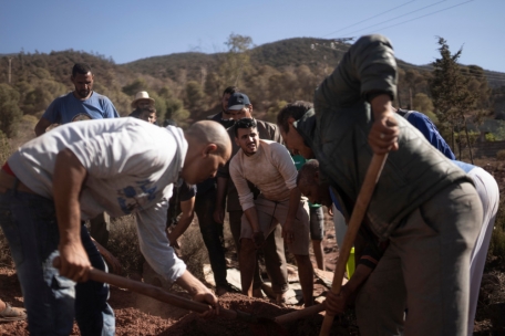 09.09.2023, Marokko, Marrakesch: Menschen heben ein Grab aus, um die Leichen der Erdbebenopfer im Dorf Ouargane in der Nähe von Marrakesch zu begraben.