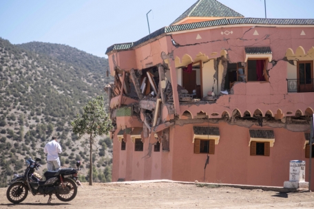 09.09.2023, Marokko, Moulay Brahim: Ein Mann steht neben einem beschädigten Hotel nach dem Erdbeben im Dorf Moulay Brahim, nahe dem Epizentrum des Erdbebens, außerhalb von Marrakesch.