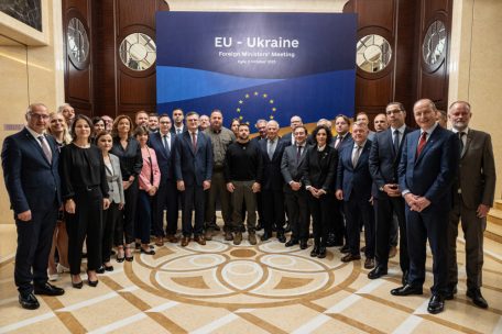 Gruppenfoto mit Ministern: das Treffen der EU-Außenminister in Kiew mit Präsident Selenskyj