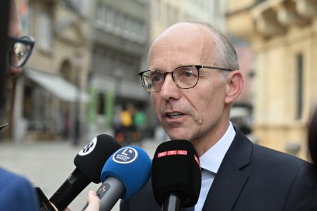 The Day After: Luc Frieden am Tag nach den Wahlen vor dem Palais