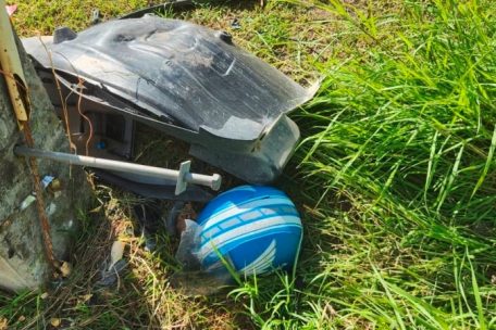 Offenbar gehört dieser Helm zu einem der beiden gestorbenen Unfallopfer