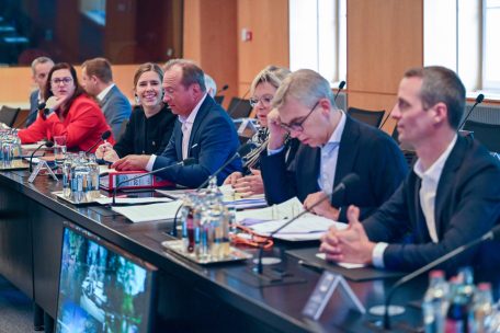 Die CSV-Verhandlungsdelegation: Wer darf künftig als Minister fungieren und wer wird in der Chamber Platz nehmen? Das ist eine noch ungeklärte Frage auf Schloss Senningen.