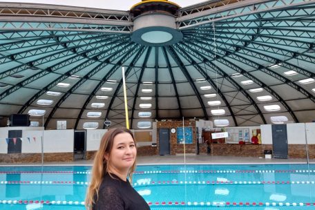 Solène Vincens, à Nemours, devant une des 90 piscines Tournesol qu’elle a déjà visitées
