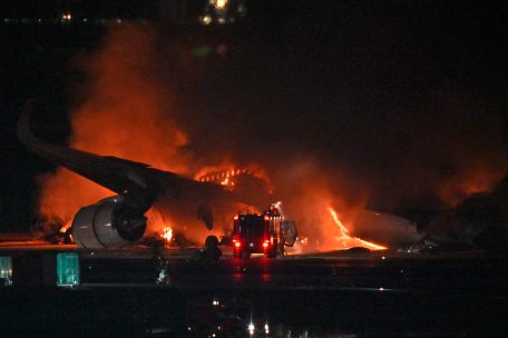 Japan / Gitantischer Feuerball auf der Landebahn: Fünf Tote bei Flugzeugkollision am Flughafen Tokio
