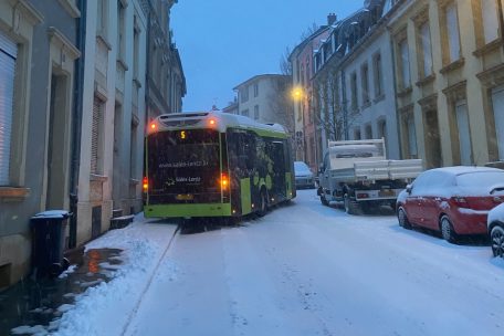 Ein Bus kommt in der Rue de Trévires nicht mehr voran