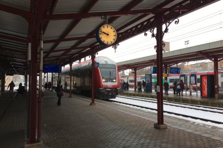 Am Bahnsteig in Petingen warten Reisende auf ihren Zug