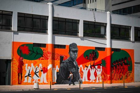 Street-Art von Tamara Alves, Sara Fonseca da Graca, Moami und Mariana Malhao als Hommage an den Colonel