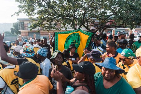 Anhänger des uMkhonto we Sizwe (MK) bei einem Treffen des African National Congress (ANC) 