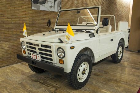 Der Fiat 1107 Campagnola, der durch das Attentat vom 13. Mai 1981 auf Papst Johannes Paul II. auf dem Petersplatz in Rom traurige Berühmtheit erlangte, ist im Kutschenmuseum des Vatikans ausgestellt