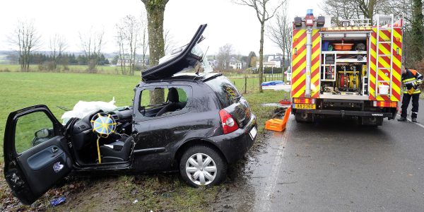 Auto prallt gegen Baum