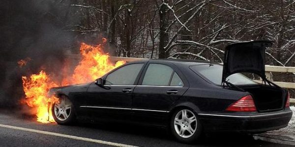 Mercedes geht in Flammen auf