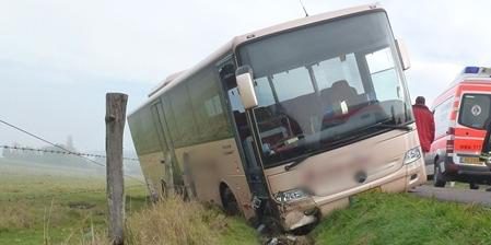 Bus rutscht in den Straßengraben