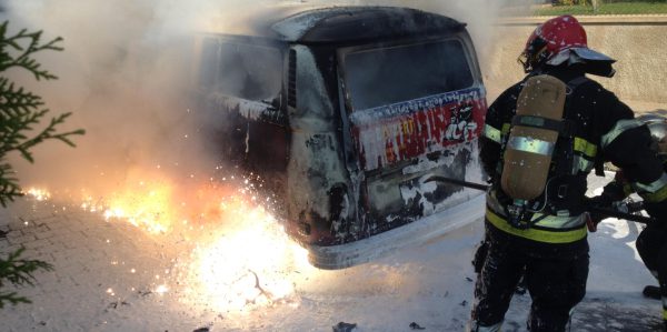 Lieferwagen gerät in Brand