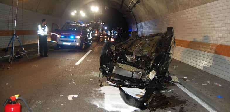 Frau dreht Looping im Tunnel