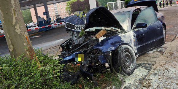 Auto rammt Baum, Fahrer tot