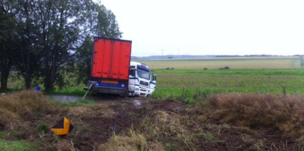 LKW-Fahrt  endet im Feld