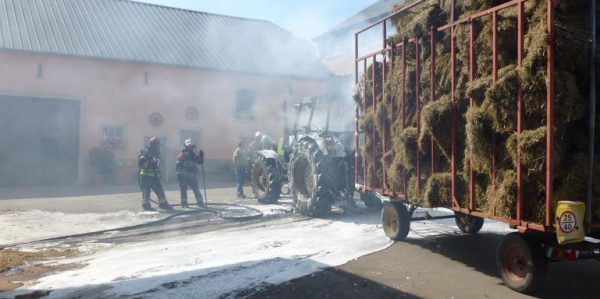 Traktor steht in Flammen