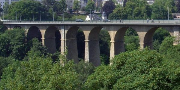 Mann springt von Brücke