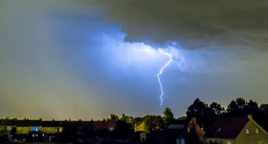 Kinder nach Blitzeinschlag in Lebensgefahr