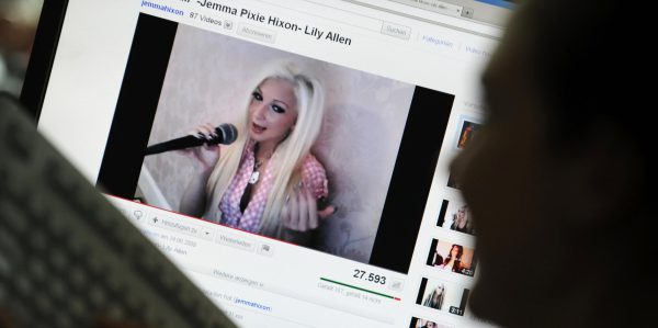 Mädchen ist Youtube-Star aus Angst