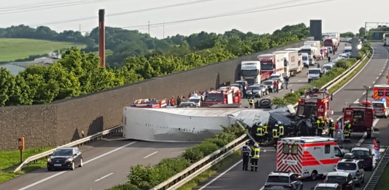 LKW blockiert Autobahn