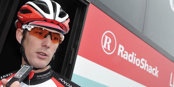 Andy Schleck steigt vom Rad