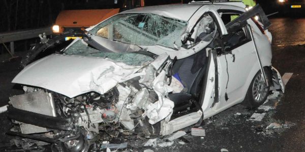 Geisterfahrerin kracht frontal in LKW