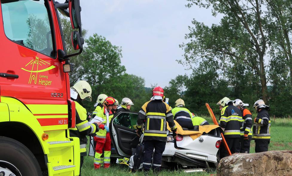 Unfallfahrer schwer verletzt eingeklemmt